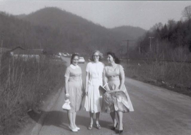 Carolyn Huff, Dorothy Taylor & Unknown girl..jpg